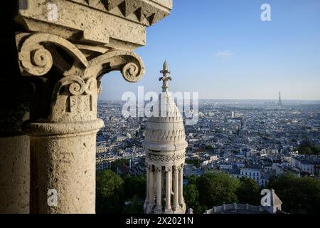 Vista dalla Basilica del Sacro Cœur de Montmartre a Parigi, alla Torre Eiffel, all'Île de France, alla Francia, all'Europa Foto Stock