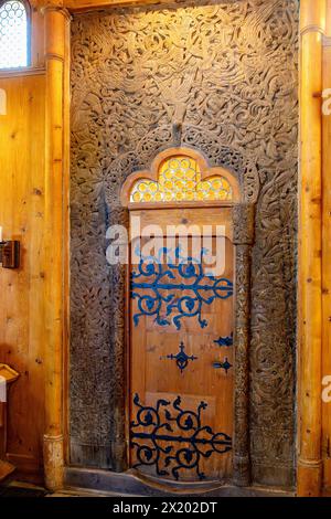 Porta in legno decorata con motivi intagliati, chiesa norvegese con bastoni in legno Wang (Chiesa di Wang, Kościół Wang, Kosciolek Wang) a Karpacz (Krummhübel) in Foto Stock