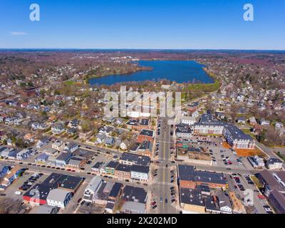 Centro storico di Wakefield e vista aerea del lago Quannapowitt sulla Main Street di Wakefield, Massachusetts, Stati Uniti. Foto Stock