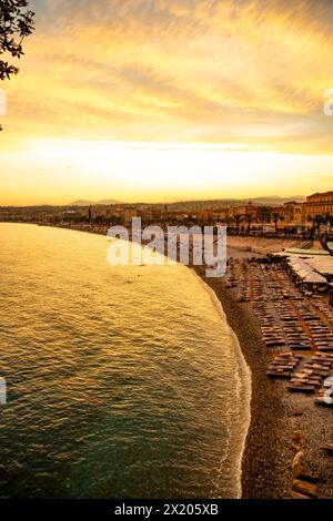 Vista sulla spiaggia pubblica di Castel e sul Mar Mediterraneo a Nizza, Francia Foto Stock