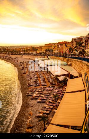 Vista sulla spiaggia pubblica di Castel e sul Mar Mediterraneo a Nizza, Francia Foto Stock