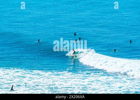 Surfisti a Winkipop a Bells Beach sulla Great Ocean Road in Australia. Bells Beach è una delle spiagge per il surf più famose e rinomate al mondo. Foto Stock