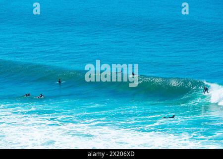 Surfisti a Winkipop a Bells Beach sulla Great Ocean Road in Australia. Bells Beach è una delle spiagge per il surf più famose e rinomate al mondo. Foto Stock