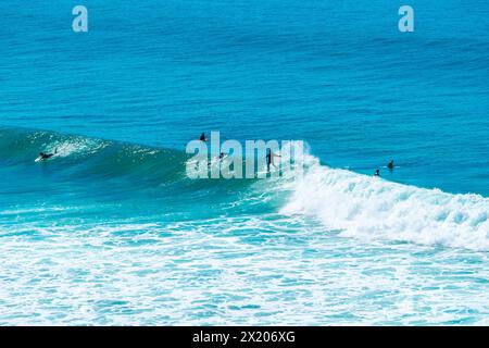 Surfisti a Winkipop a Bells Beach sulla Great Ocean Road in Australia. Bells Beach è una delle spiagge per il surf più famose e rinomate al mondo. Foto Stock