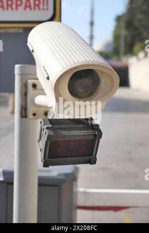 Posizionamento di telecamere di sicurezza urbane vicino a veicoli catturati in video Foto Stock