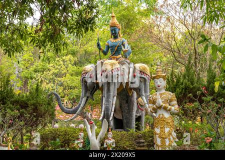 Statua mitologica dell'elefante a tre teste Erawan o Airavata nel parco del tempio buddista Wat Mokkanlan a Chom Thong, Thailandia, Asia Foto Stock