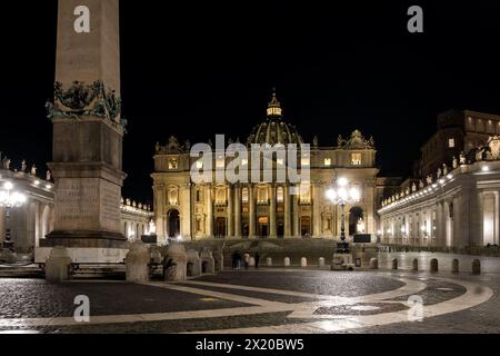 vista notturna di Piazza San Pietro nella città del Vaticano, con l'obelisco del Vaticano al centro, con San La Basilica di Pietro sullo sfondo Foto Stock