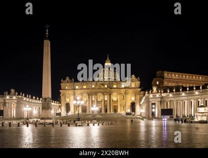 vista notturna di Piazza San Pietro nella città del Vaticano, con l'obelisco del Vaticano al centro, con San La Basilica di Pietro sullo sfondo Foto Stock