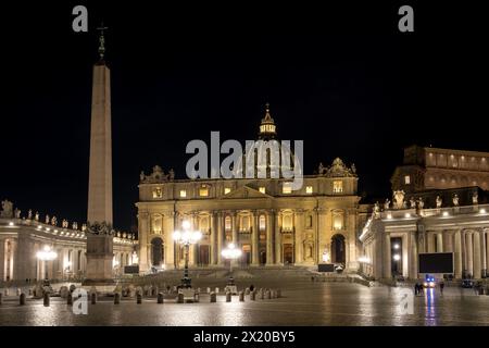 vista notturna di Piazza San Pietro nella città del Vaticano, con l'obelisco del Vaticano al centro, con San La Basilica di Pietro sullo sfondo Foto Stock