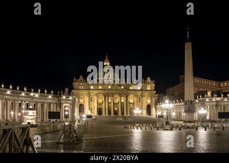 vista notturna di Piazza San Pietro nella città del Vaticano, con l'obelisco del Vaticano al centro, con San La Basilica di Pietro sullo sfondo Foto Stock