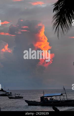 Un bellissimo tramonto visto dalla spiaggia sull'isola di Malapascua, nel centro di Visayas, nelle Filippine. Foto Stock