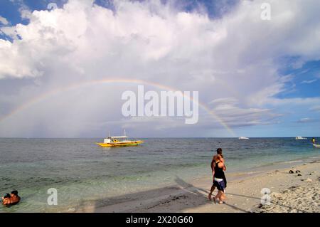 Uno splendido arcobaleno visto dalla spiaggia di Malapascua Island, Visayas centrale, Filippine. Foto Stock