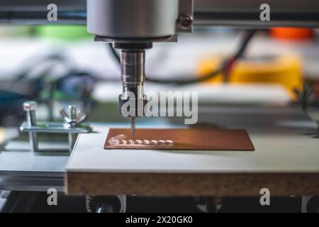 La macchina con controllo numerico CNC esegue la fresatura di circuiti stampati, incisione di circuiti, circuiti stampati fai da te PCB Foto Stock