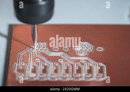 La macchina con controllo numerico CNC esegue la fresatura di circuiti stampati, incisione di circuiti, circuiti stampati fai da te PCB Foto Stock