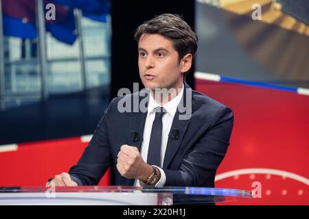 Parigi, Francia. 18 aprile 2024. Il primo ministro francese Gabriel Attal ha rilasciato un'intervista su BFM TV a Parigi, in Francia, il 18 aprile 2024. Foto di Eliot Blondet/ABACAPRESS.COM credito: Abaca Press/Alamy Live News Foto Stock