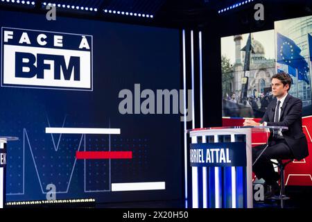 Parigi, Francia. 18 aprile 2024. Il primo ministro francese Gabriel Attal ha rilasciato un'intervista su BFM TV a Parigi, in Francia, il 18 aprile 2024. Foto di Eliot Blondet/ABACAPRESS.COM credito: Abaca Press/Alamy Live News Foto Stock