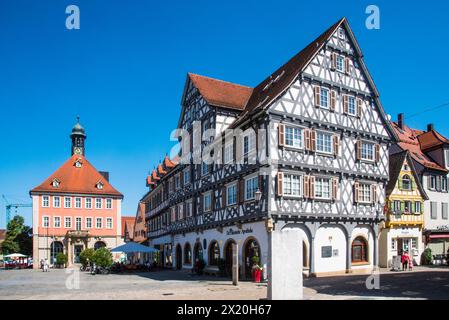 Schorndorf, città per metà in legno, piazza del mercato, con il municipio e il monumento, Palmsche Pharmacy, Baden Württemberg, Germania Foto Stock