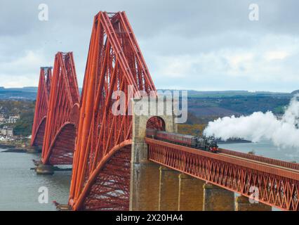 South Queensferry, Scozia, Regno Unito. 18 aprile 2024. Una rara configurazione a doppia testata di due locomotive a vapore classe Black 5 in viaggio per Edimburgo Foto Stock