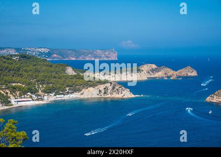 Costa Blanca, traffico domenicale, tra Cabo San Antonio, Cap prim, isola Portixol, e Cabo de Nau, la punta orientale della Spagna Foto Stock