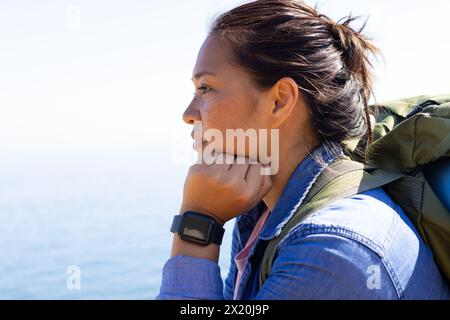 Escursionista birazziale dall'aspetto premuroso, con zaino, spazio copia, avventura nella natura Foto Stock