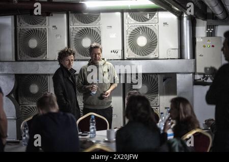 Der Bundesminister fuer Wirtschaft und Klimaschutz Robert Habeck Buendnis 90 / die Gruenen besucht vom 17.04-19.04.2024 Polen, die Ukraine und die Republik Moldau. Kyjiw, 19.04.2024. AM fruehen Morgen haelt sich die Delegation wegen eines Bombenalarms im Luftschutzraum des Hotels auf. Kyjiw Ucraina *** il ministro federale dell'economia e della protezione del clima Robert Habeck Buendnis 90 Die Gruenen visita la Polonia, l'Ucraina e la Repubblica moldova Kiev, 19 aprile 2024 di mattina presto, la delegazione rimane nel rifugio antiaereo dell'hotel a Kiev Ucraina a causa di un allarme bomba Copyrig Foto Stock