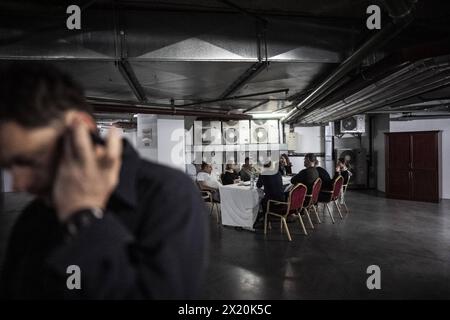 Der Bundesminister fuer Wirtschaft und Klimaschutz Robert Habeck Buendnis 90 / die Gruenen besucht vom 17.04-19.04.2024 Polen, die Ukraine und die Republik Moldau. Kyjiw, 19.04.2024. AM fruehen Morgen haelt sich die Delegation wegen eines Bombenalarms im Luftschutzraum des Hotels auf. Kyjiw Ucraina *** il ministro federale dell'economia e della protezione del clima Robert Habeck Buendnis 90 Die Gruenen visita la Polonia, l'Ucraina e la Repubblica moldova Kiev, 19 aprile 2024 di mattina presto, la delegazione rimane nel rifugio antiaereo dell'hotel a Kiev Ucraina a causa di un allarme bomba Copyrig Foto Stock