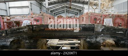 Lavori di ristrutturazione del ponte Chùa Cầu del XVIII secolo (ponte giapponese) nella città vecchia di Hội An, Vietnam. Foto Stock