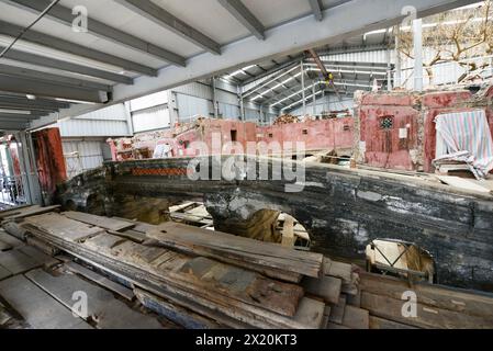 Lavori di ristrutturazione del ponte Chùa Cầu del XVIII secolo (ponte giapponese) nella città vecchia di Hội An, Vietnam. Foto Stock