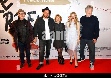 Hans Uwe Bauer, Ronald Zehrfeld, Corinna Harfouch, Lilith Stangenberg und Matthias Glasner bei der Premiere des Kinofilms Sterben in der Lichtburg. Essen, 18.04.2024 *** Hans Uwe Bauer, Ronald Zehrfeld, Corinna Harfouch, Lilith Stangenberg e Matthias Glasner alla prima del film Sterben at Lichtburg Essen, 18 04 2024 foto:XT.xSchröerx/xFuturexImagex sterben essen 4426 Foto Stock