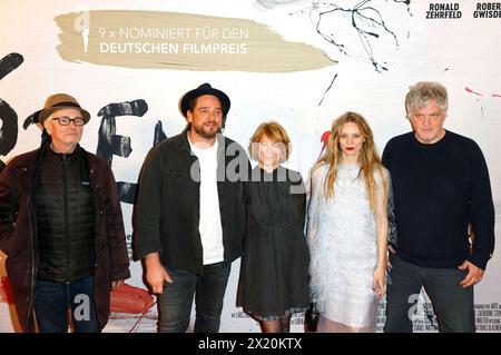 Hans Uwe Bauer, Ronald Zehrfeld, Corinna Harfouch, Lilith Stangenberg und Matthias Glasner bei der Premiere des Kinofilms Sterben in der Lichtburg. Essen, 18.04.2024 *** Hans Uwe Bauer, Ronald Zehrfeld, Corinna Harfouch, Lilith Stangenberg e Matthias Glasner alla prima del film Sterben at Lichtburg Essen, 18 04 2024 foto:XT.xSchröerx/xFuturexImagex sterben essen 4429 Foto Stock