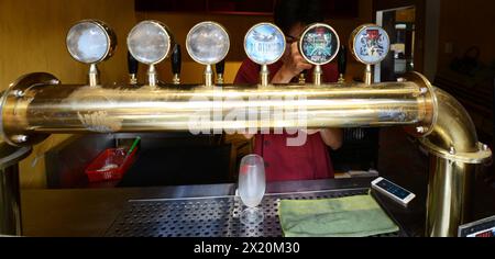 Un pub nel cuore della Darkness Brewery nella città vecchia di Hoi An, Vietnam. Foto Stock