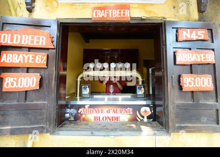 Un pub nel cuore della Darkness Brewery nella città vecchia di Hoi An, Vietnam. Foto Stock