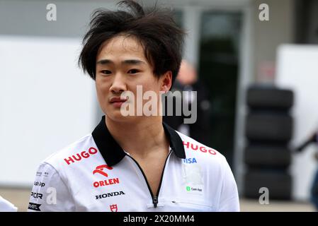 Shanghai, Cina, 19/04/2024, Shanghai, Cina. 19 aprile 2024. Yuki Tsunoda (JPN) camera e colazione 19.04.2024. Formula 1 World Championship, Rd 5, Chinese Grand Prix, Shanghai, Cina, giorno di qualificazione Sprint. Il credito fotografico dovrebbe essere: XPB/Alamy Live News. Foto Stock