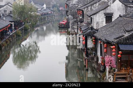 Un canale nella città vecchia di Fengjing nel distretto Jinshan di Shanghai, Cina, 19 dicembre 2023. Foto di Tim Chong Foto Stock