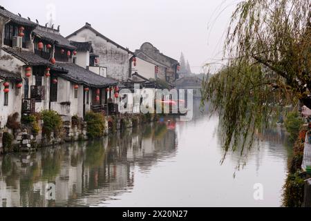 Un canale nella città vecchia di Fengjing nel distretto Jinshan di Shanghai, Cina, 19 dicembre 2023. Foto di Tim Chong Foto Stock