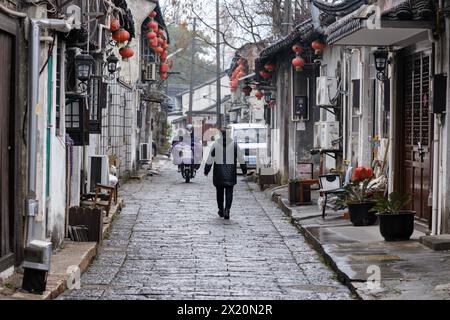 Persone in una strada nella città vecchia di Fengjing nel distretto Jinshan di Shanghai, Cina, 19 dicembre 2023. Foto di Tim Chong Foto Stock