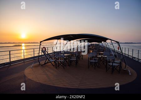 Ponte della nave da crociera NickoVISION (Nicko Cruises) sul Danubio all'alba, vicino a Bratislava, Bratislava, Slovacchia, Europa Foto Stock