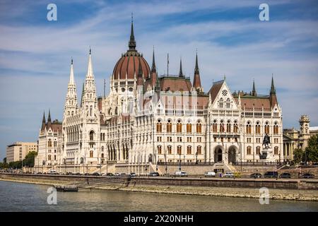 Edificio del Parlamento ungherese visto dalla nave da crociera NickoVISION (nicko Cruises) sul Danubio, Budapest, Pest, Ungheria, Europa Foto Stock