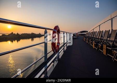 Cintura di salvataggio sulla ringhiera della nave da crociera NickoVISION (nicko Cruises) sul Danubio all'alba, vicino a Bratislava, Bratislava, Slovacchia, Europa Foto Stock