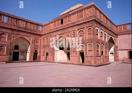 Vista interna del Palazzo Jahangir, complesso del forte di Agra, Agra, Uttar Pradesh, India Foto Stock