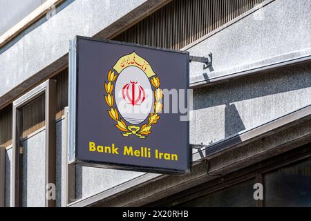 Firma e logo di Bank Melli Iran (filiale di Parigi, Francia). Bank Melli Iran (BMI) è la principale banca commerciale e al dettaglio dell'Iran Foto Stock