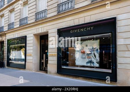 Vista esterna di una boutique di Givenchy nel quartiere degli Champs-Elysées, Parigi. Givenchy è un marchio francese di moda e lusso appartenente al gruppo LVMH Foto Stock