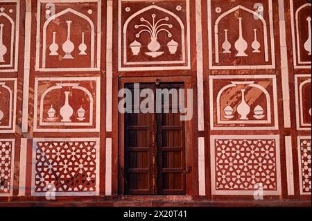 Vista parziale della porta occidentale della Tomba di i'timād-ud-Daulah, Agra, Uttar Pradesh, India Foto Stock