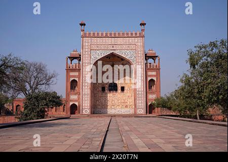 Porta occidentale della Tomba di Akbar, Sikandra, Agra, Uttar Pradesh, India Foto Stock