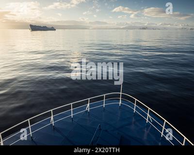 Iceberg al largo della costa Davis della Penisola Antartica dalla prua di una nave nello stretto di Orleans Foto Stock