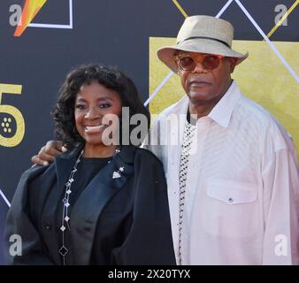 Los Angeles, Stati Uniti. 18 aprile 2024. Latanya Richardson Jackson (L) e Samuel L. Jackson partecipano alla serata di apertura del TCM Classic Film Festival e alla presentazione del 30° anniversario di "Pulp Fiction" al TCL Chinese Theatre nella sezione Hollywood di Los Angeles giovedì 18 aprile 2024. Foto di Jim Ruymen/UPI credito: UPI/Alamy Live News Foto Stock