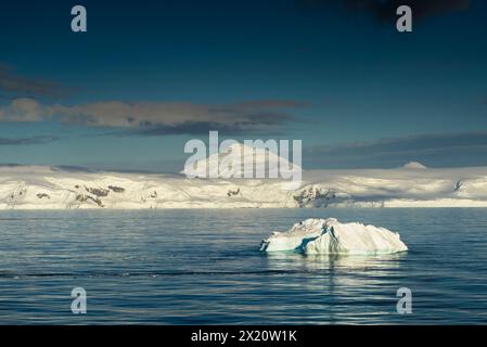 Iceberg nello stretto di Orleans al largo di Trinity Island, Penisola Antartica Foto Stock