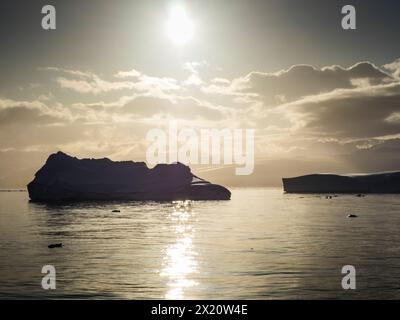 Alba su Iceberg nello stretto di Orleans al largo della costa Davis della Penisola Antartica Foto Stock