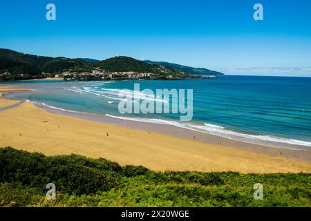 Spiaggia e costa, Playa de Laida, Mundaka, riserva della biosfera di Urdaibai, vicino a Bilbao, provincia di Bizkaia, Paesi Baschi, Spagna settentrionale, Spagna Foto Stock