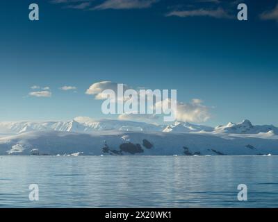 Costa Davis della Penisola Antartica dallo stretto di Orleans Foto Stock